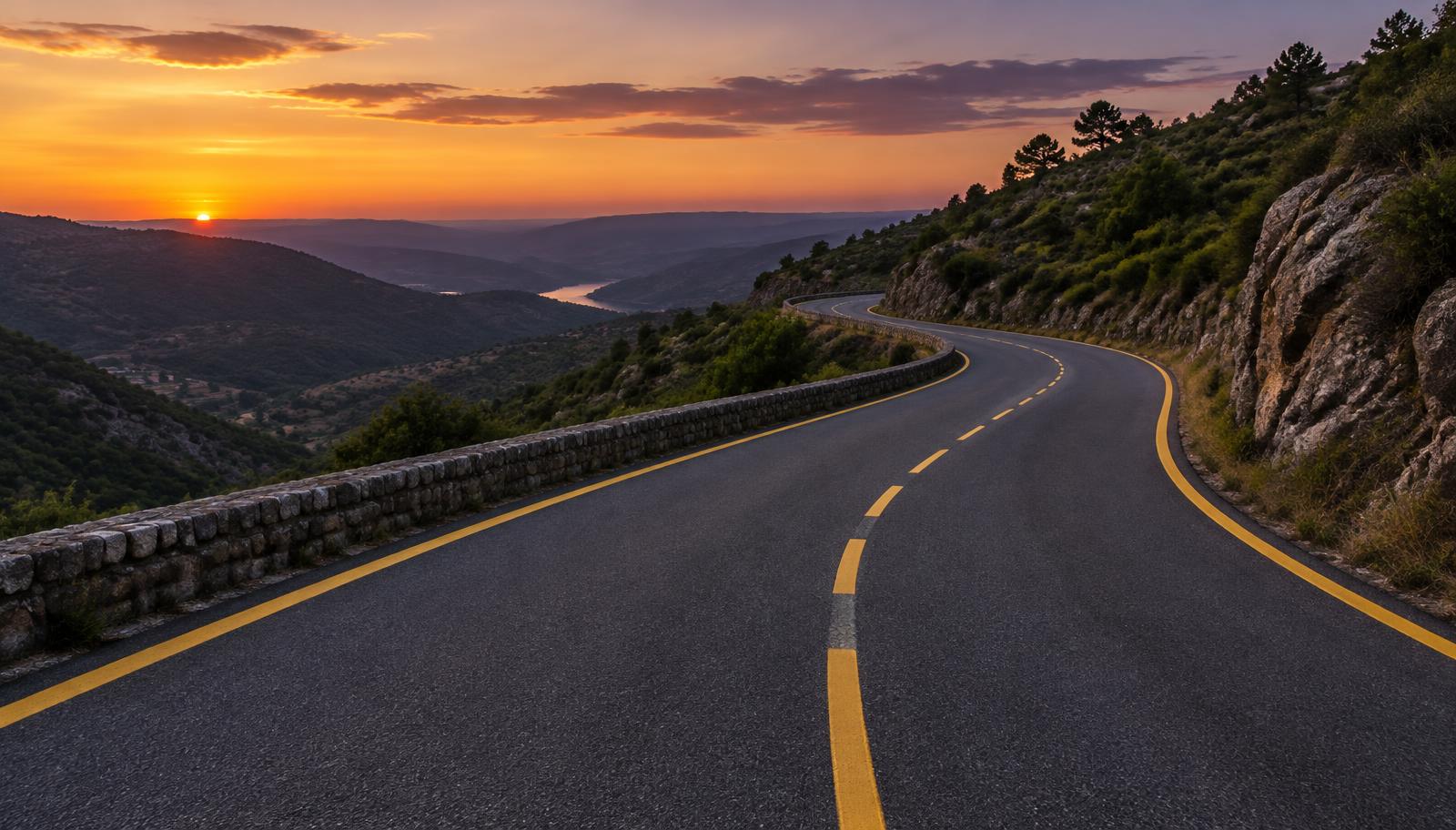 Estrada de montanha com marcas amarelas